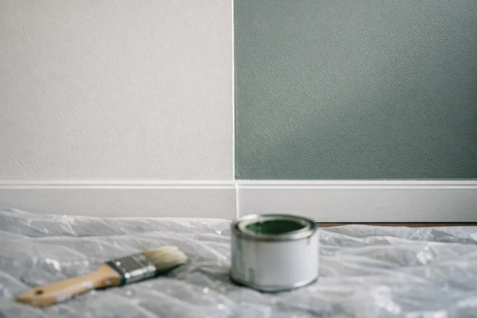 Détail d’une coupe nette au plafond et d’un mur fraîchement peint sur un chantier Renovhome — peintre à Genève