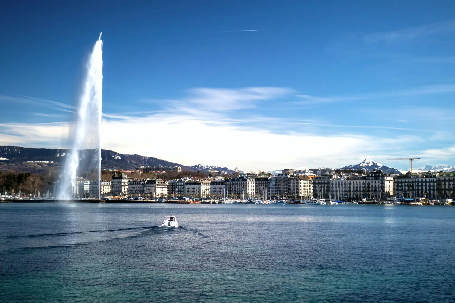 La rade de Genève et le Jet d'eau, emblème de la ville, avec la ligne d'horizon et les Alpes — Renovhome SA, peintre genevois