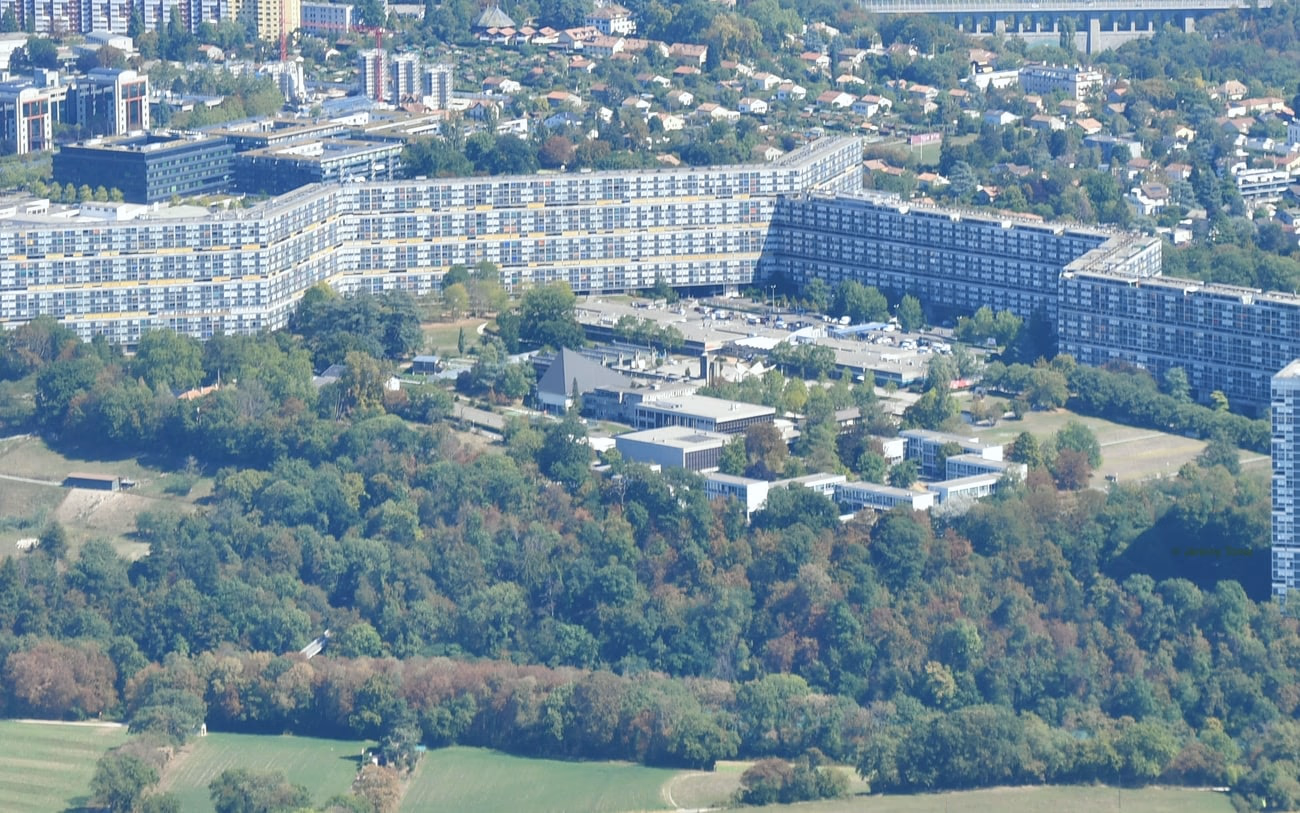 Vue aérienne du Lignon, Genève — la cité, la rade et le Jet d’eau ; siège de Renovhome SA, Route du Bois-des-Frères 32