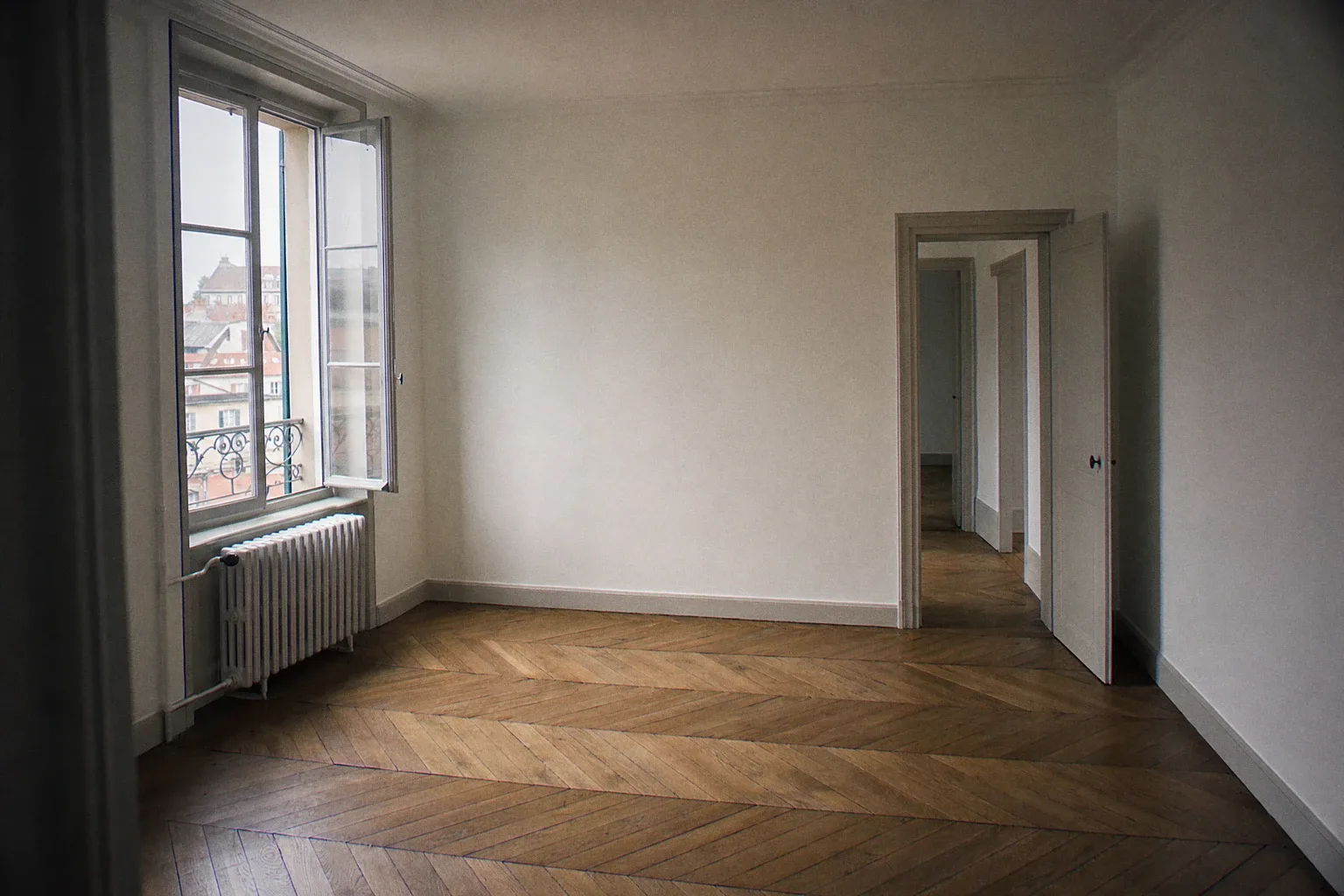 Séjour vide d'appartement après remise en état complète, murs blanc cassé