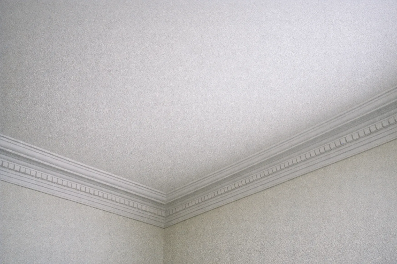Plafond fraîchement peint vue en contre-plongée, finition uniforme