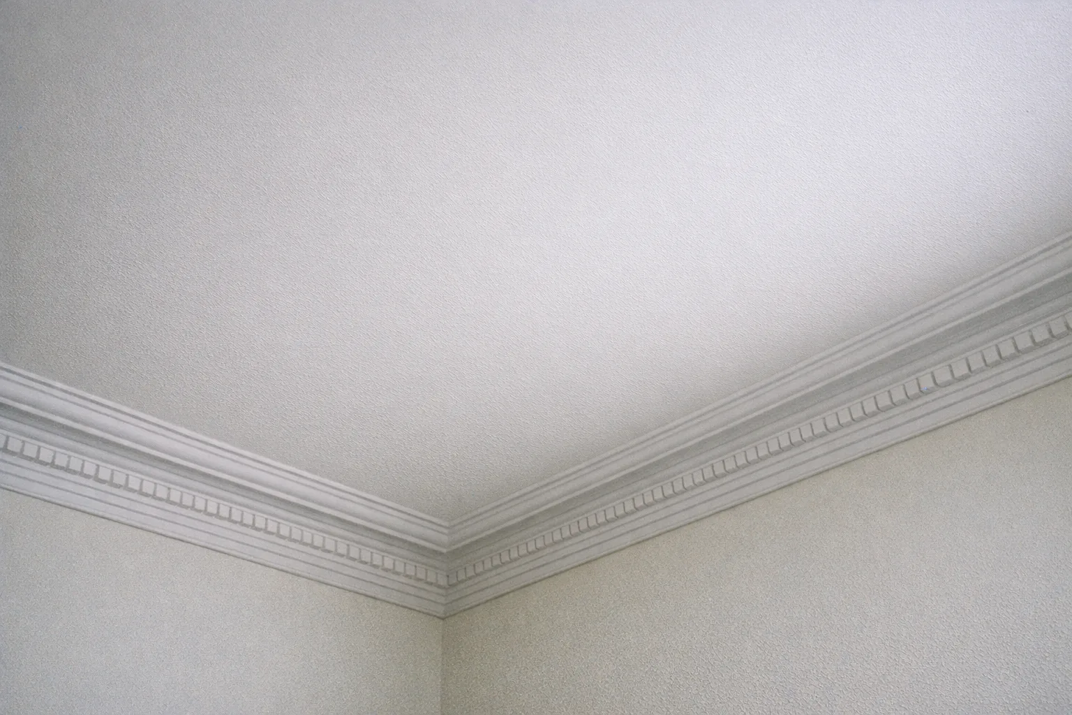 Plafond fraîchement peint vue en contre-plongée, finition uniforme