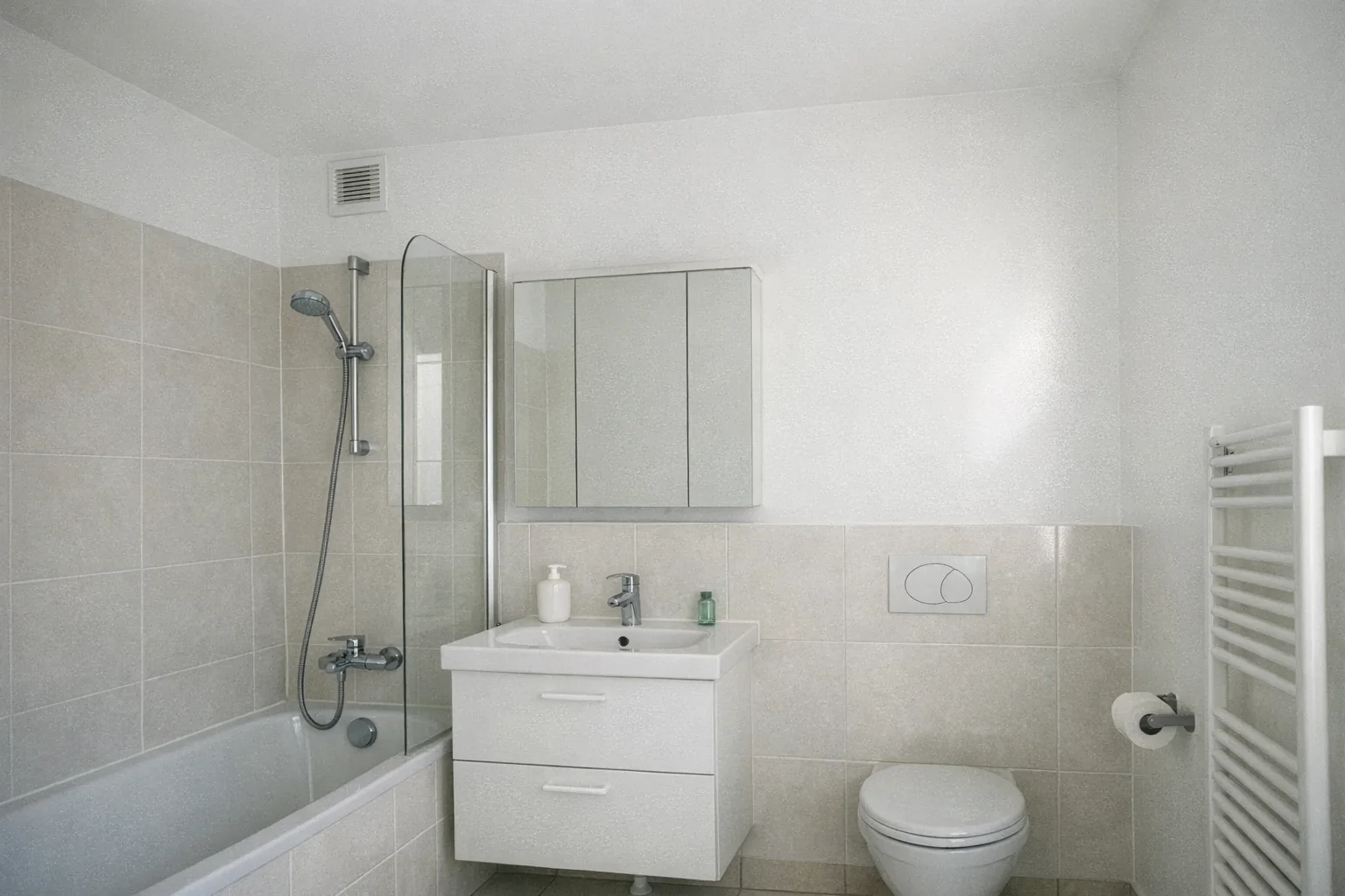 Salle de bain rénovée après un dégât d'eau, finition émail satinée nette