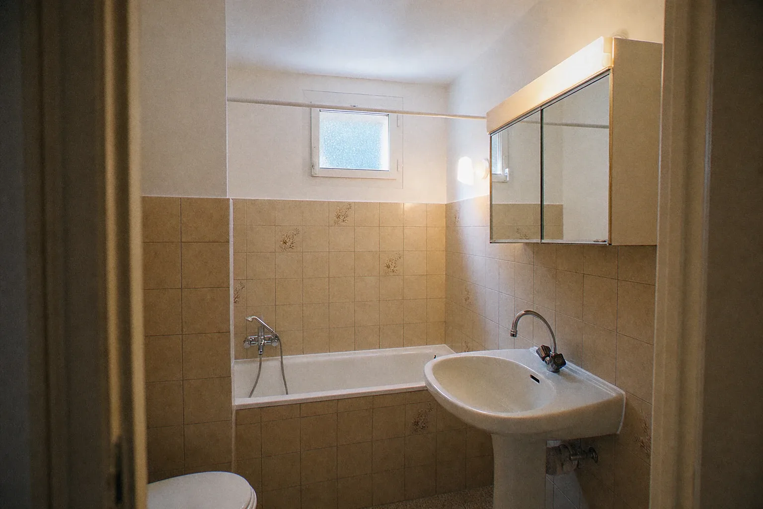Salle de bain en émail satiné blanc, finition lessivable