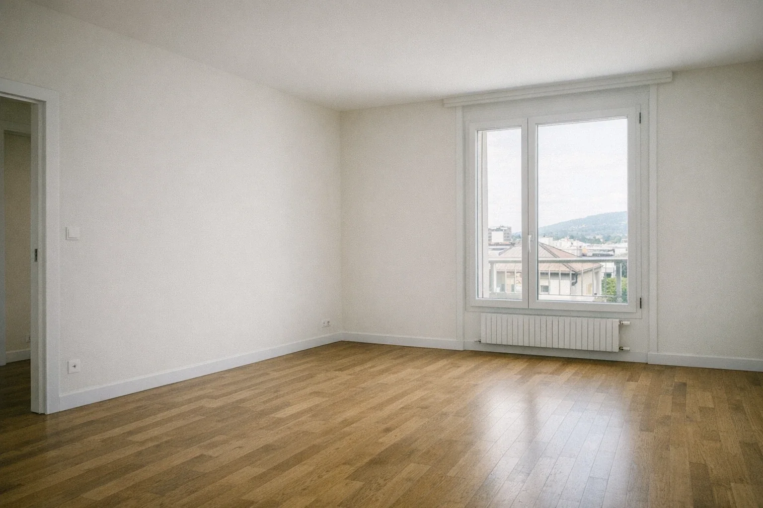 Appartement vide fraîchement repeint en blanc avec parquet protégé