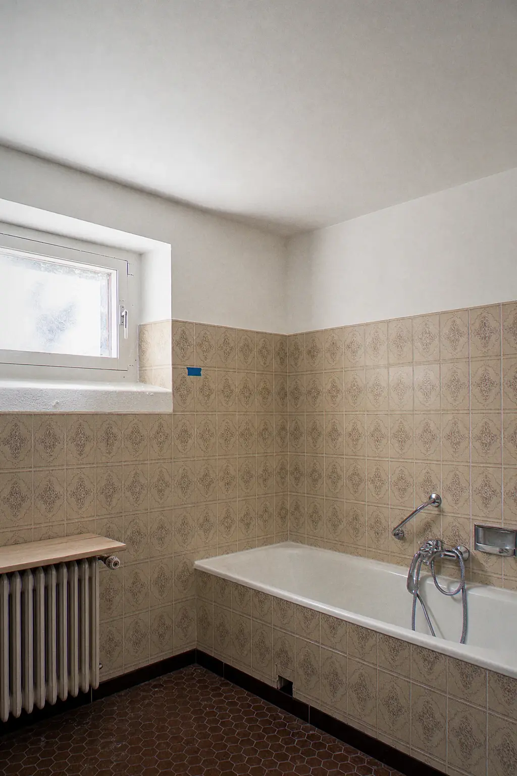 Salle de bains après reprise complète du plafond, carrelage beige d’origine conservé