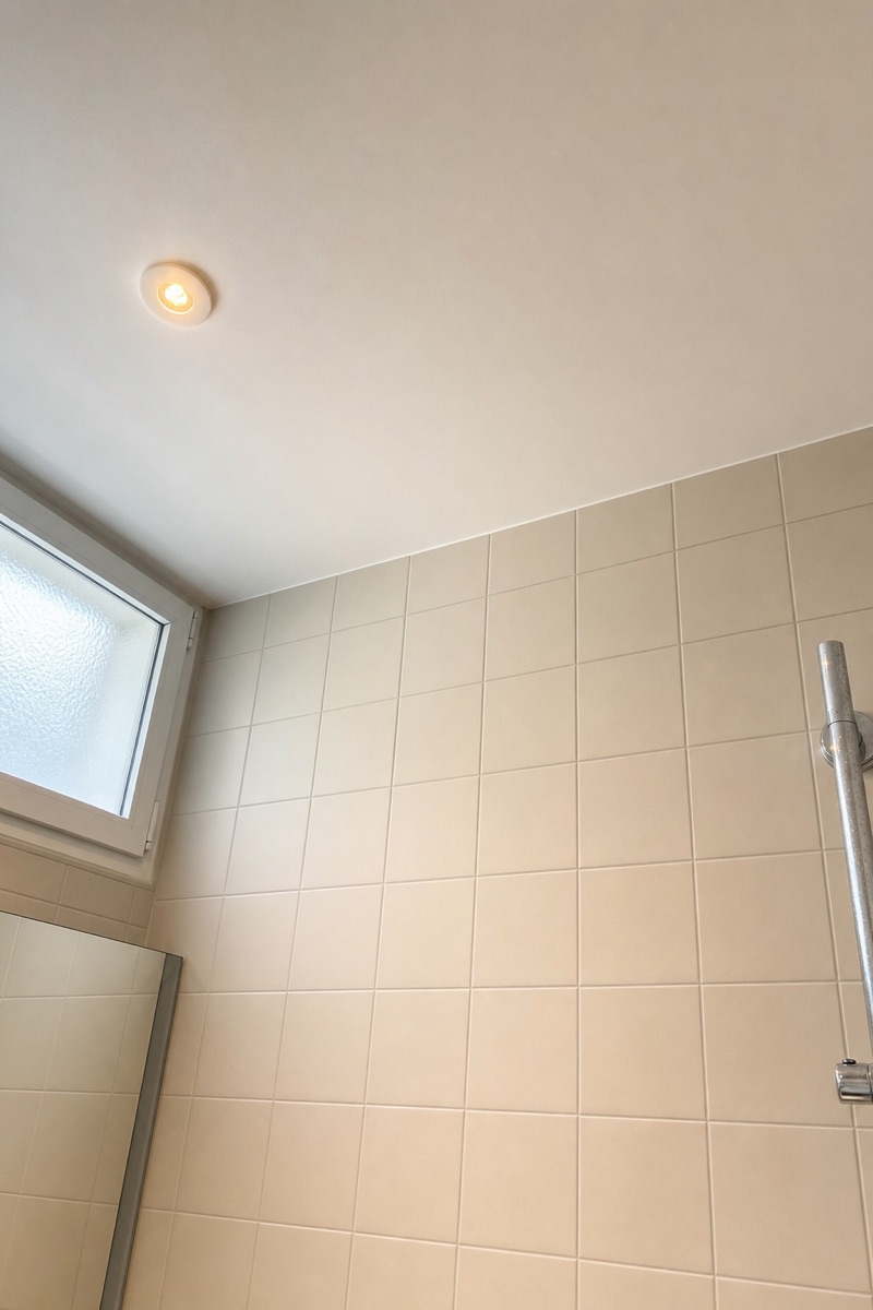 À la livraison : le plafond repris et repeint en blanc mat, surface uniforme, jonction nette avec la faïence.